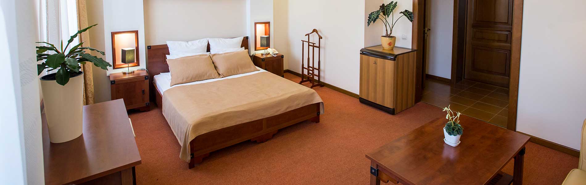 Готель «Срібні лелеки»