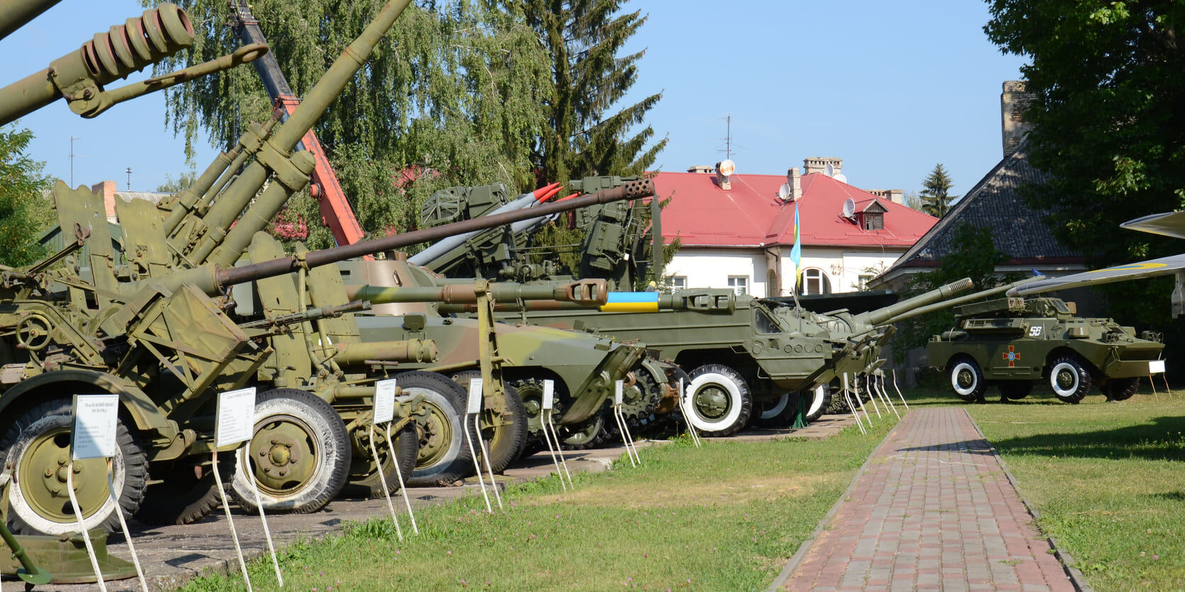 Експозиція сучасної військової техніки та озброєння на відкритому майданчику